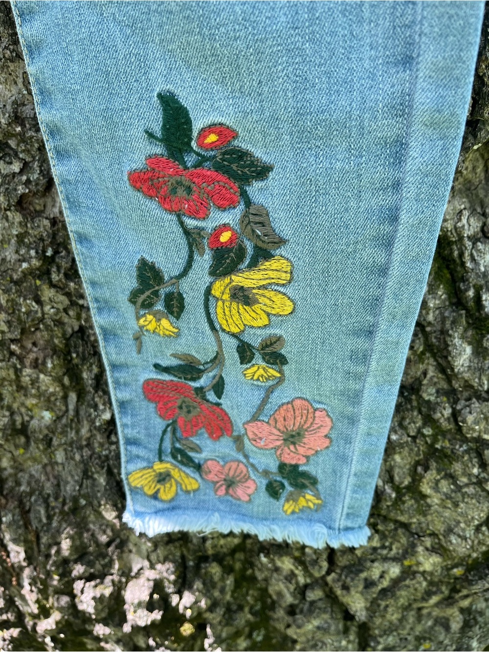 ⭐️CP Jeans Embroidered Ankle Skinny in size 9